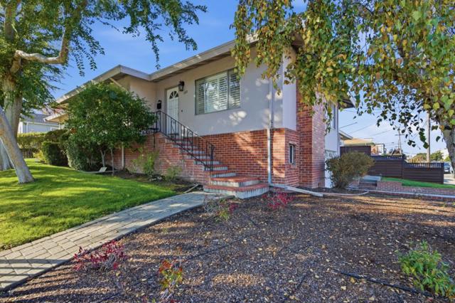 100 W 38th Avenue, San Mateo CA: https://media.crmls.org/mediaz/37311eee-5f7b-4eaf-bb69-9e6596334401.jpg