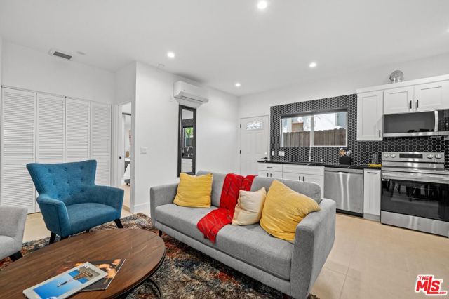 14916 Hesby Street, Sherman Oaks CA: https://media.crmls.org/mediaz/37312402-13db-4c9a-8e2d-fa9b0461339e.jpg