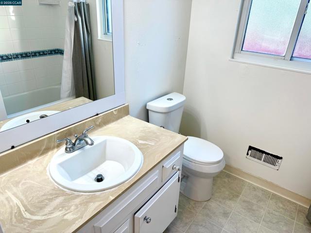 2139 Chestnut Dr, Pittsburg CA: https://media.crmls.org/mediaz/37312b57-3144-4b8f-bbbf-2afcfce66443.jpg