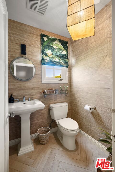 403 S Bundy Drive, Los Angeles CA: https://media.crmls.org/mediaz/373210ab-7ab8-4775-9bb2-0e61ab14fc29.jpg