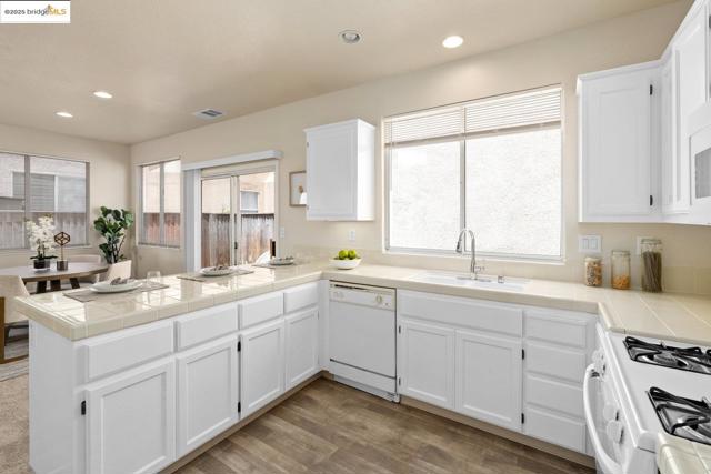 15388 Heron Dr, San Leandro CA: https://media.crmls.org/mediaz/3732455f-ff5b-4da4-b6fb-8763fbd0934d.jpg
