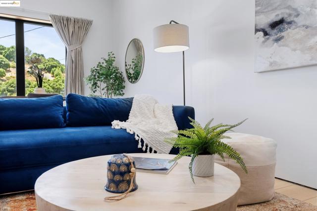 2391 Rancho Rd, El Sobrante CA: https://media.crmls.org/mediaz/37331868-2ffe-4164-8bbb-ff4aa408591e.jpg