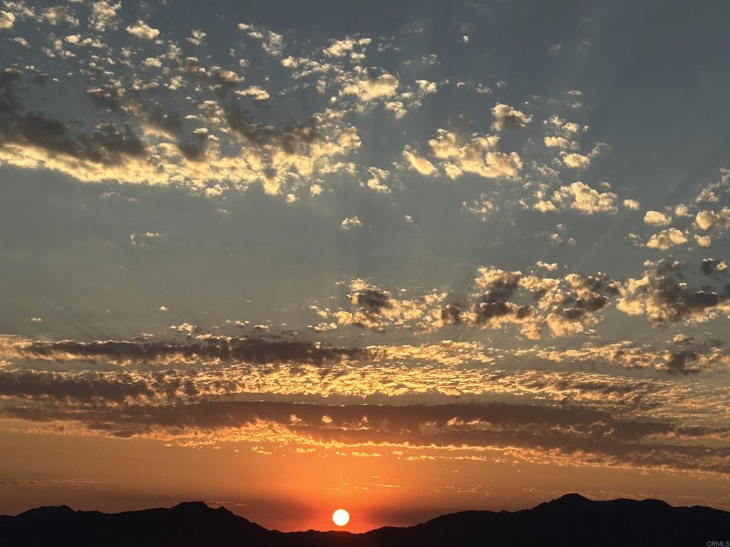https://media.crmls.org/mediaz/3733fa35-5b67-4d9e-881d-a8ceb1677872.jpg?preset=X-Large