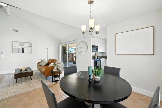 801 Caminito Azul, Carlsbad CA: https://media.crmls.org/mediaz/373499cb-2ad5-4e81-b9c1-c4437f210184.jpg