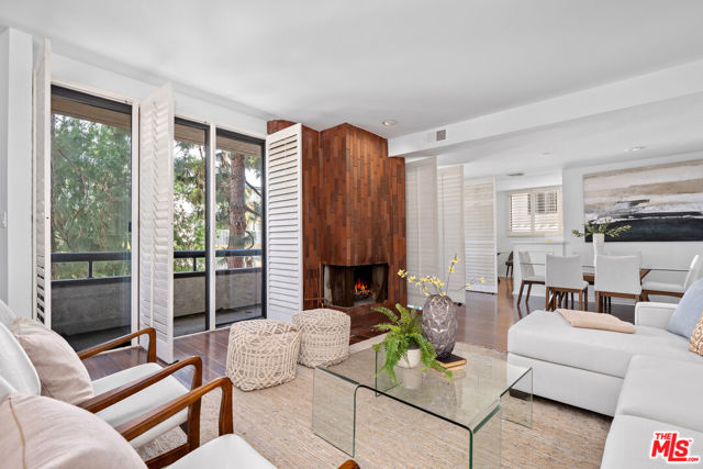 11982 Kiowa Avenue, Los Angeles CA: https://media.crmls.org/mediaz/3734da86-7d69-4b3f-afa5-95458732cd01.jpg