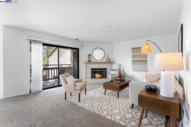 21103 Gary Dr, Hayward CA: https://media.crmls.org/mediaz/37353589-6e85-4e64-9d87-2e51e844c02c.jpg