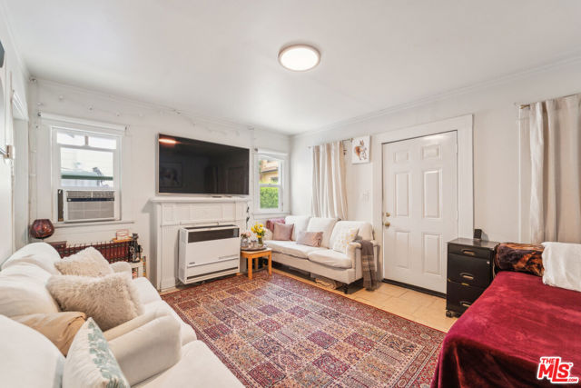1946 S La Salle Avenue, Los Angeles CA: https://media.crmls.org/mediaz/373672ca-8696-4188-bd1a-8f8451631a80.jpg