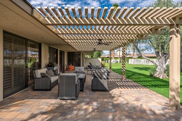 27 Cornell Drive, Rancho Mirage CA: https://media.crmls.org/mediaz/3736bd94-1b01-4cd6-848f-d8f153e03498.jpg