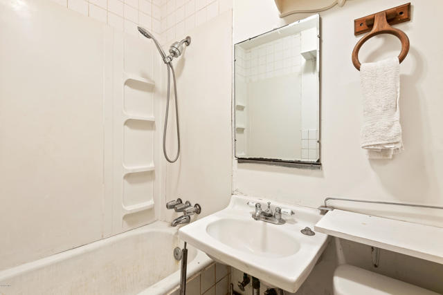 8530 N Ventura Avenue, Ventura CA: https://media.crmls.org/mediaz/373768e8-a259-4362-939d-49b05487ceff.jpg