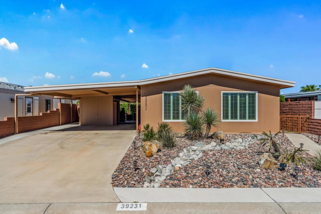 39231 Hidden Water Place, Palm Desert CA: https://media.crmls.org/mediaz/3737718a-beaf-4152-88a5-fa0d6c8eec01.jpg