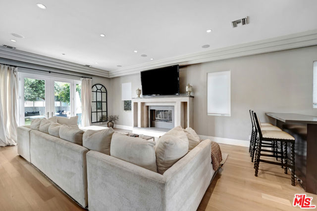 841 N Crescent Heights Boulevard, Los Angeles CA: https://media.crmls.org/mediaz/3737cf7d-cb2c-4c69-9794-2ff666f358ff.jpg