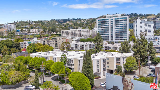 8535 W West Knoll Drive, West Hollywood CA: https://media.crmls.org/mediaz/37381359-0ef4-4145-b902-023d377d4b62.jpg