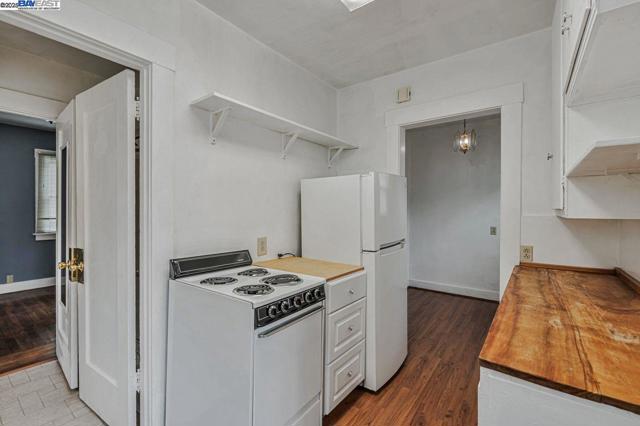 1560 Lincoln Ave #B, Alameda CA: https://media.crmls.org/mediaz/373832e6-48de-43bf-bfed-6a22fa8e63d8.jpg