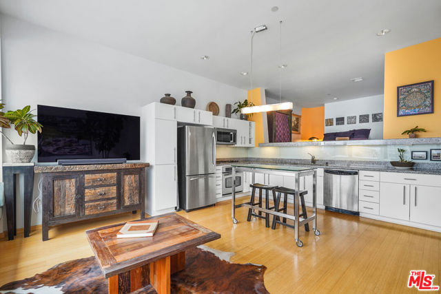 1100 Wilshire Boulevard, Los Angeles CA: https://media.crmls.org/mediaz/3738e65b-9c3f-4526-bca4-cb3b728ac19f.jpg