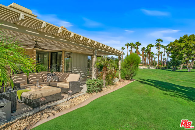 72305 Rodeo Way, Rancho Mirage CA: https://media.crmls.org/mediaz/373bc3ab-500c-4e8f-b3d2-cadfbc06b3c4.jpg