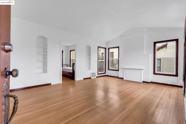2340 Virginia St, Berkeley CA: https://media.crmls.org/mediaz/373c7066-fcde-47b7-93b8-1a51a74bf890.jpg