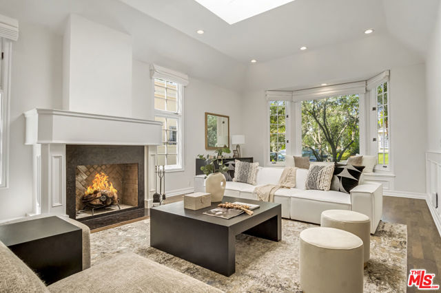 116 N Palm Drive, Beverly Hills CA: https://media.crmls.org/mediaz/373cb605-deb6-4eec-9b67-0f6c2dc7982d.jpg