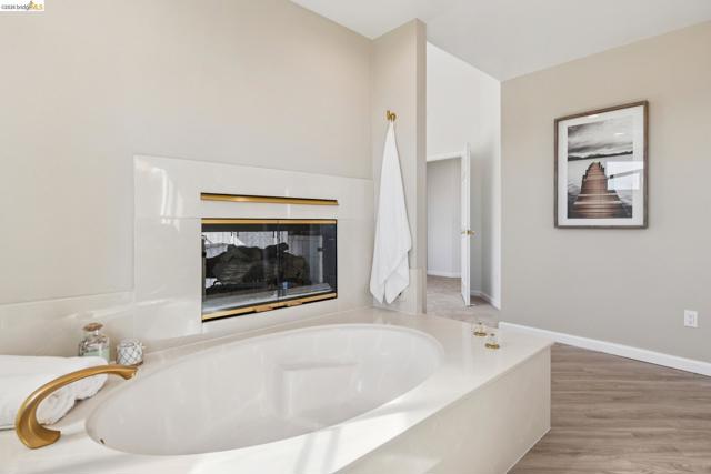 2004 Fries Ct, Martinez CA: https://media.crmls.org/mediaz/373cfd56-865a-41e2-a844-0dc3556d4ce1.jpg