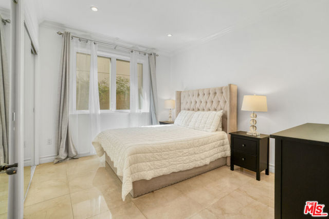 208 S Lasky Drive, Beverly Hills CA: https://media.crmls.org/mediaz/373d0c26-0a63-49a3-8f5d-d497ef5405e6.jpg