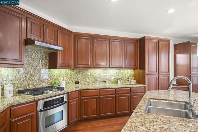 2371 Magnolia Bridge Dr, San Ramon CA: https://media.crmls.org/mediaz/373d1333-303c-435c-92ed-3a21e69425f4.jpg
