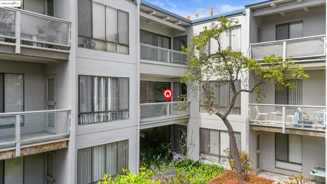 5 Admiral Dr, Emeryville CA: https://media.crmls.org/mediaz/373d772e-c050-49df-afdc-073c28dfbbb3.jpg