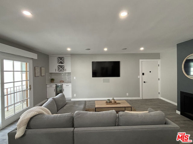 940 7th Street, Santa Monica CA: https://media.crmls.org/mediaz/373d9dc3-f3dd-4c02-a7a5-83f4d459a51e.jpg