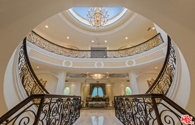 1455 Robmar Drive, Beverly Hills CA: https://media.crmls.org/mediaz/373e1ddb-31d9-47e8-97ff-908b4c7783f7.jpg