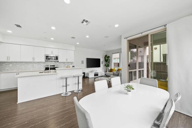 2335 Aperture Circle, San Diego CA: https://media.crmls.org/mediaz/373ed162-93ee-4ca1-93d7-d3448be8d646.jpg