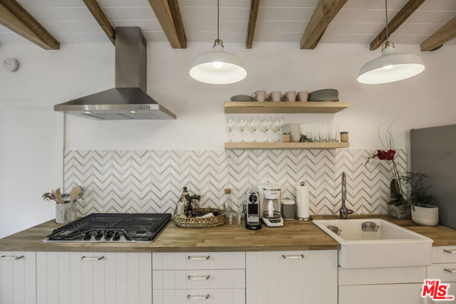 718 Vernon Avenue, Venice CA: https://media.crmls.org/mediaz/373f4973-642b-4a2a-aba0-2e4def6563d9.jpg