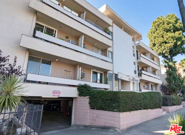 425 S Kenmore Avenue, Los Angeles CA: https://media.crmls.org/mediaz/373f7bdd-edeb-4e52-9a3f-473fa47c48ad.jpg