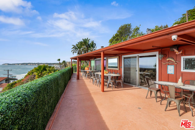 27004 PACIFIC COAST Highway, Malibu CA: https://media.crmls.org/mediaz/3740233c-45aa-43e6-9d1b-ebd901de922a.jpg