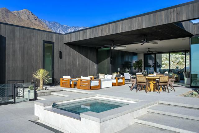 2085 Desert Flower Court, Palm Springs CA: https://media.crmls.org/mediaz/3740390c-e872-4f6d-a9f2-3065874aab14.jpg