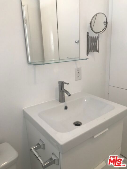 1453 S Westgate Avenue, Los Angeles CA: https://media.crmls.org/mediaz/3740b4d6-3182-4a47-bca4-be204c72cbe0.jpg