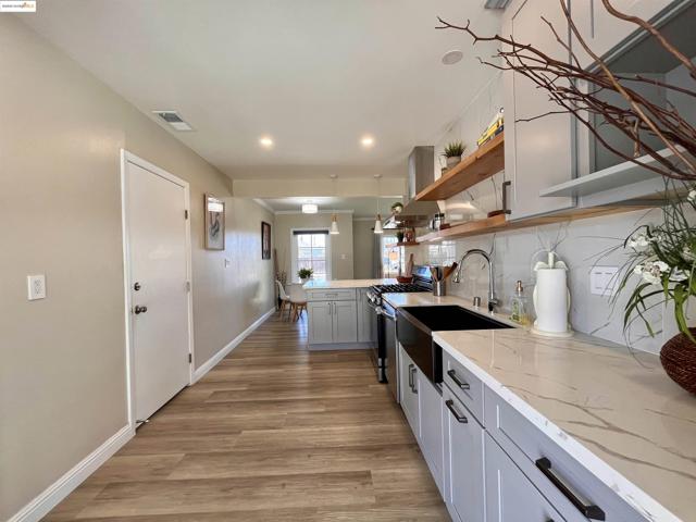 389 White Dr, Hayward CA: https://media.crmls.org/mediaz/37426c3c-0da3-409a-9933-a177852c1186.jpg