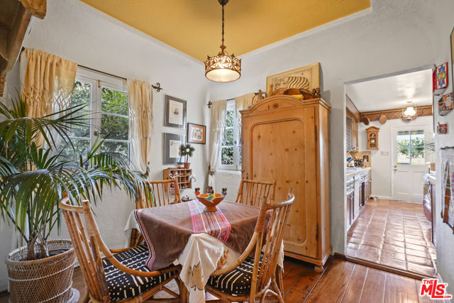 1326 Cordova Avenue, Glendale CA: https://media.crmls.org/mediaz/37434018-f5cb-4946-8371-3c08495d0241.jpg