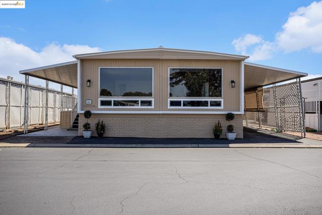 3660 Walnut Blvd, Brentwood CA: https://media.crmls.org/mediaz/37435375-91bd-4f43-84b9-2cc25ed36e4d.jpg
