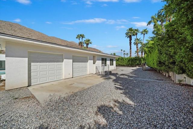 291 W Lilliana Drive, Palm Springs CA: https://media.crmls.org/mediaz/37438ab0-d685-4199-bee5-6777c5c05a96.jpg