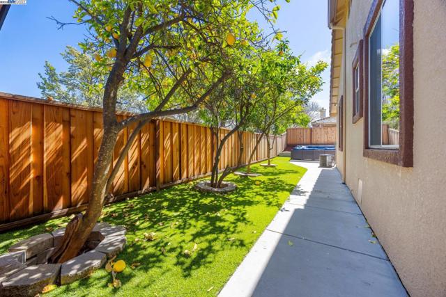 198 Continente Ave, Brentwood CA: https://media.crmls.org/mediaz/37450a70-18ff-4913-b8db-9e8c2c38a3fc.jpg