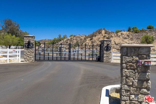 30700 Romero Canyon Road, Castaic CA: https://media.crmls.org/mediaz/37458416-097c-4150-9237-e8bac5c51077.jpg