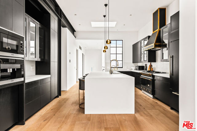 1346 Abbot Kinney Boulevard, Venice CA: https://media.crmls.org/mediaz/3747c97c-d427-4ebc-a7ef-3ad978e8d56d.jpg