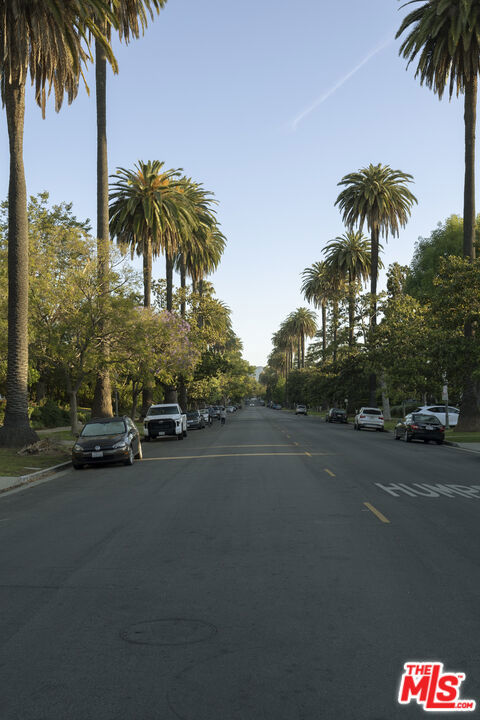 https://media.crmls.org/mediaz/374814aa-162d-4978-97b2-6d503243b384.jpg?preset=X-Large