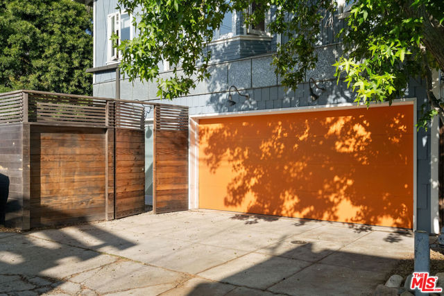 729 Superba Avenue, Venice CA: https://media.crmls.org/mediaz/37489932-83b4-42a4-8f33-420e2cad0207.jpg