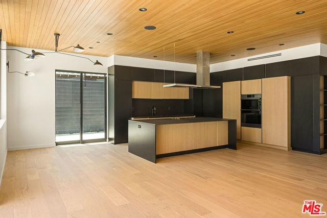 436 N Plymouth Boulevard, Los Angeles CA: https://media.crmls.org/mediaz/374903a9-fe3c-4251-9050-238ac4ff1701.jpg