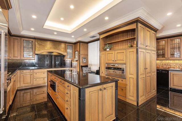 700 Front St, San Diego CA: https://media.crmls.org/mediaz/374a1963-608b-43df-b655-cb486881e52b.jpg