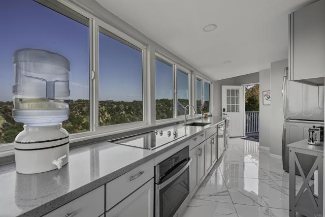 Detail Gallery Image 5 of 27 For 921 Hillcrest Pl, Oceanside,  CA 92058 - 3 Beds | 2 Baths