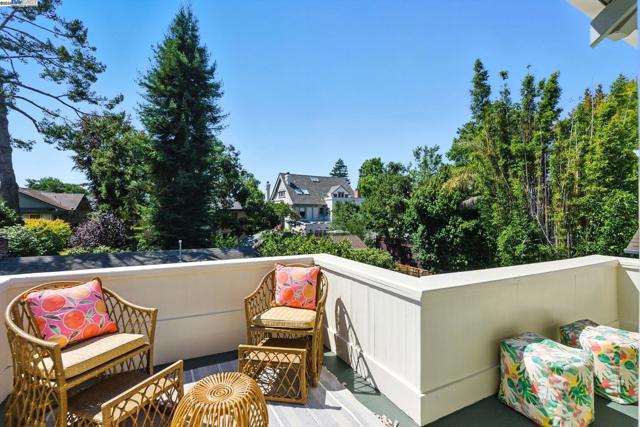 1247 Sherman, Alameda CA: https://media.crmls.org/mediaz/374a3573-2550-4280-9148-65c72cefddde.jpg
