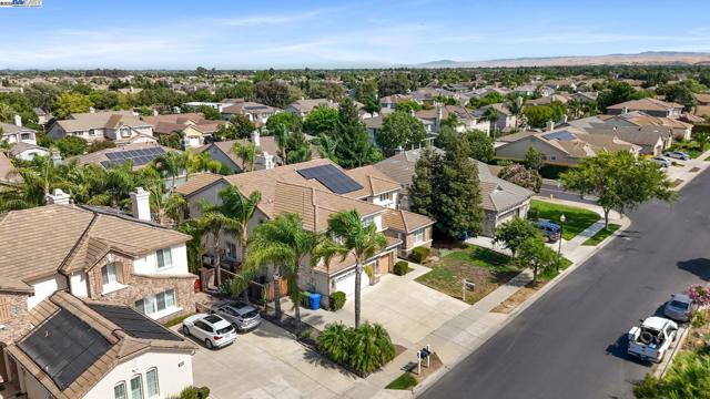 2132 Gold Poppy St, Brentwood CA: https://media.crmls.org/mediaz/374ab9ec-a710-4f8d-8e0a-2fb390fdf5d1.jpg