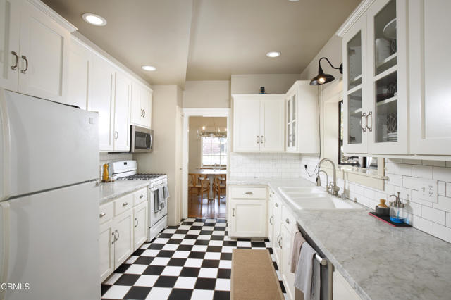662 S El Molino Avenue, Pasadena CA: https://media.crmls.org/mediaz/374c0c6a-b6e7-463f-ac8b-cadadd2cb113.jpg