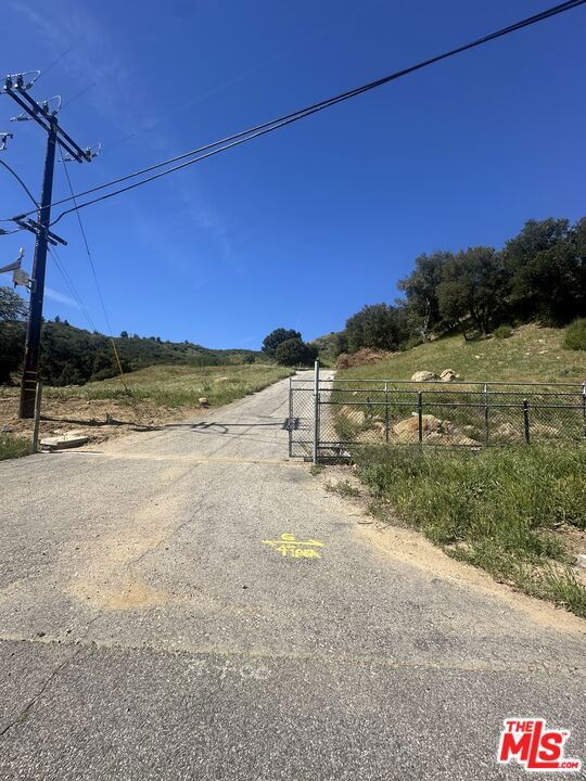 2391 Stokes Canyon Rd, Calabasas CA: https://media.crmls.org/mediaz/374c9976-0d28-4b8a-af92-ba3db43af905.jpg