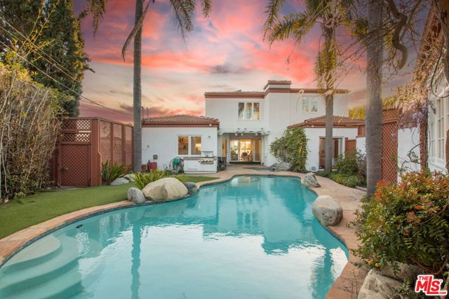 905 Berkeley Street, Santa Monica CA: https://media.crmls.org/mediaz/374cac89-02cb-40c6-87c8-5cbe427bd13c.jpg
